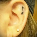 Tätowierung im Ohr bemerkt - ein Foto des fertigen Tätowierung auf 02082016 1036 tatufoto.ru
