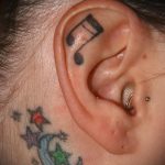 Tätowierung im Ohr bemerkt - ein Foto des fertigen Tätowierung auf 02082016 2037 tatufoto.ru