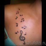 Tattoo -Noten auf dem Schlüsselbein - das Foto des fertigen Tätowierung auf 02082016 1066 tatufoto.ru