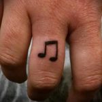 Tattoo -Notizen auf seinem Finger - ein Foto des fertigen Tätowierung 02082016 1070 tatufoto.ru