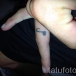Tattoo -Notizen auf seinem Finger - ein Foto des fertigen Tätowierung 02082016 2071 tatufoto.ru
