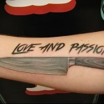 tetováló kés és felirat szeretet és gyengédség