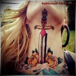 kés tetoválás a lány nyakán