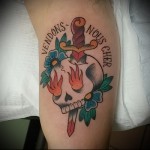 tetováló kés a koponyában és a felirat latinul