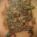 tetováló kés a koponyában és a szalag feliratokkal