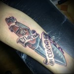 tetováló kés hüvelyben és a felirat menteni és menteni