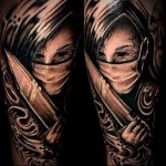 tetoválás egy lány kötésben az arcán, késsel a kezében