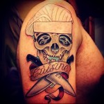 koponyatetoválás egy séf kalapjában és konyhai kések - tetoválás egy szakács fotóhoz