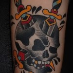 tetoválás 2 kés a koponyában - színes fotó