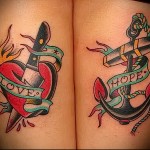 tetoválás horgonnyal, szívvel és késsel - a szeretet és a remény betűivel