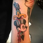 mikimaus és kés - színes fotó egy tetoválásról