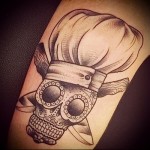 koponya sapkában és kések - tetoválás egy szakács számára