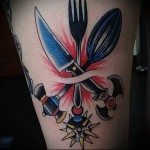 tetováló kés, villa és konyhai eszközök - fotó