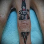 kis tetoválás késsel az ujján