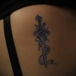 kis intim tetoválás késsel az alján