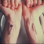 Kis kés és villás tetoválás a csuklón