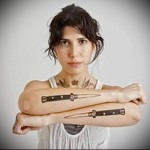 két gengszter kés tetoválása egy nő kezén