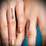 kis tetoválás késsel és villával az ujján