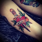 tetováló kés a szívben és a szeretet szó a betűkben