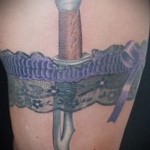 Kés tetoválás a lábán