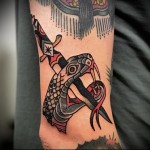 kígyófej tetoválás