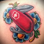 tetováló virágok és svájci összecsukható kés victorinox