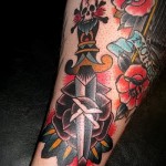 tetováló kés rózsában és fogantyú koponyával