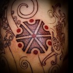 опция татуировка амулет