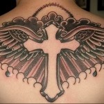 татуировка на християнски амулет