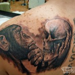 Majom tetoválás - amely egy emberi koponyát néz