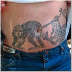 Majom tetoválás - amit a második a szamárba bök