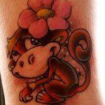 virág majom tetoválás