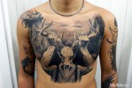 Szarvas ember tetoválás a férfiak mellkasán