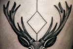 Szarvas tetoválás az oldalon