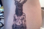 Szarvas tetoválás férfi testtel