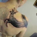 Szarvas tetoválás a lapockán