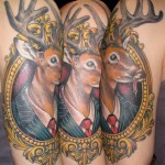 Szarvas tetoválás a vállán