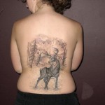 Szarvas tetoválás a hát alsó részén lánynak