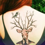 Szarvas tetoválás a hátán