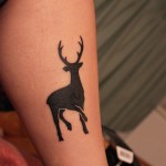 Szarvas tetoválás a láb alján - teljesen fekete sziluett