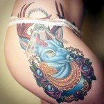 Szarvas tetoválás és szem háromszögben a bugyi lány fenekén és oldalán