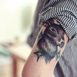 Szarvas és csillag tetoválás egy férfi karján