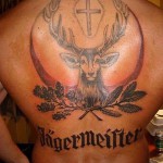 Szarvas és kereszt tetoválás a hátán