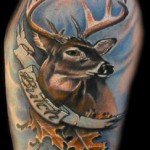 Szarvas tetoválás és szalag feliratokkal
