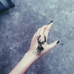 Szarvas és háromszög tetoválás csuklón (karon) lánynak