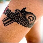 kis revolver tetoválás és harisnyakötő a lábán a lány számára