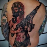 lány gázmaszkban, fegyverrel a kezében - tetováló fotó