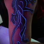 párduc tetoválás, amely ultraibolya fényben világít
