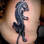 párduc tetoválás az oldalán