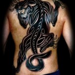 párduc tetoválás a hátán